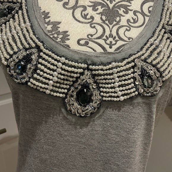 Grey sleeveless tee shirt with pearl and gem stones collar - Picture 4 of 7